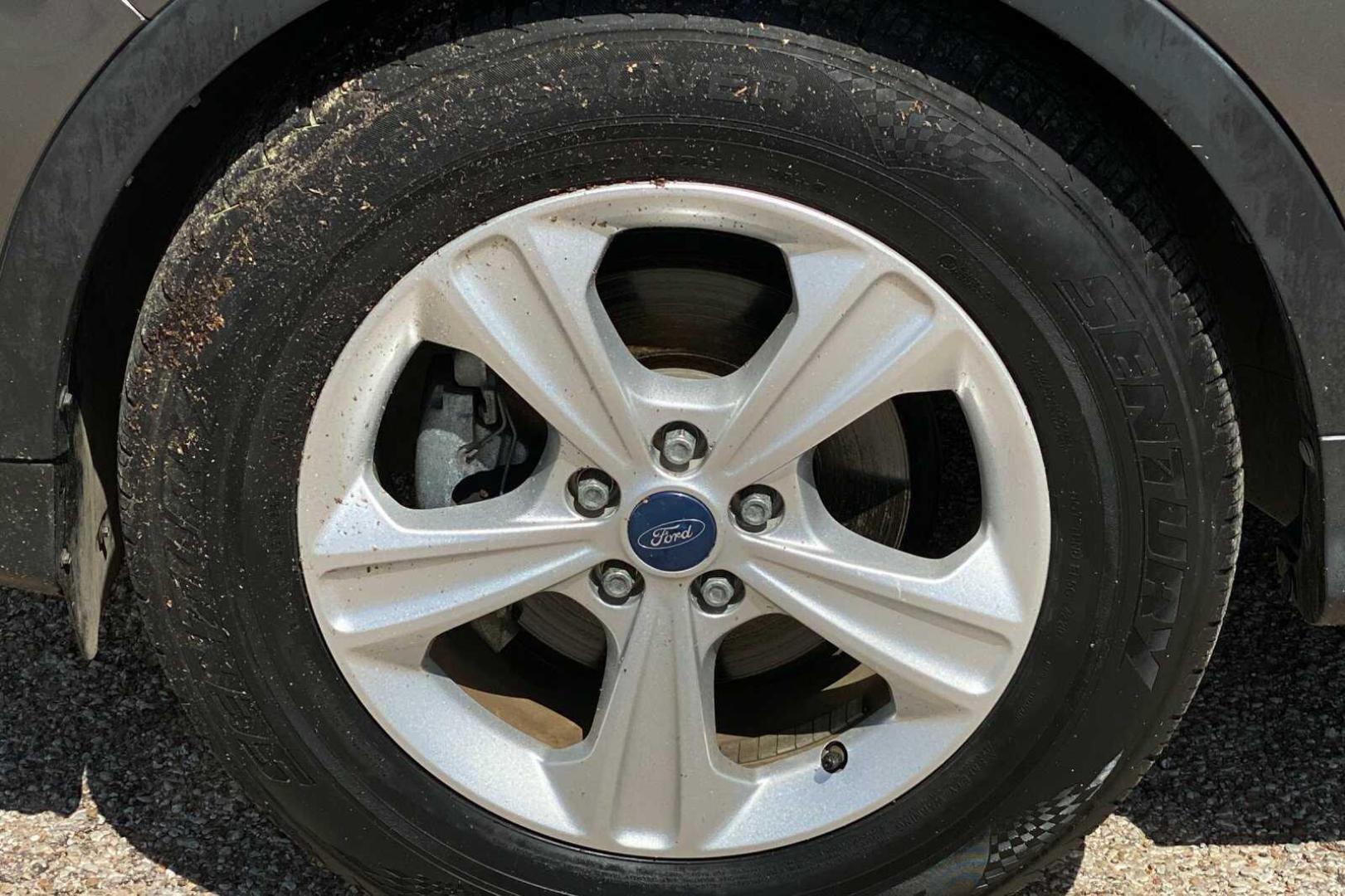 2013 GRAY FORD ESCAPE SE FWD (1FMCU0GX4DU) with an 1.6L L4 DOHC 16V engine, 6-Speed Automatic transmission, located at 900 East Davis Street, Conroe, TX, 77301, (936) 539-9909, 30.314880, -95.446770 - Photo#22