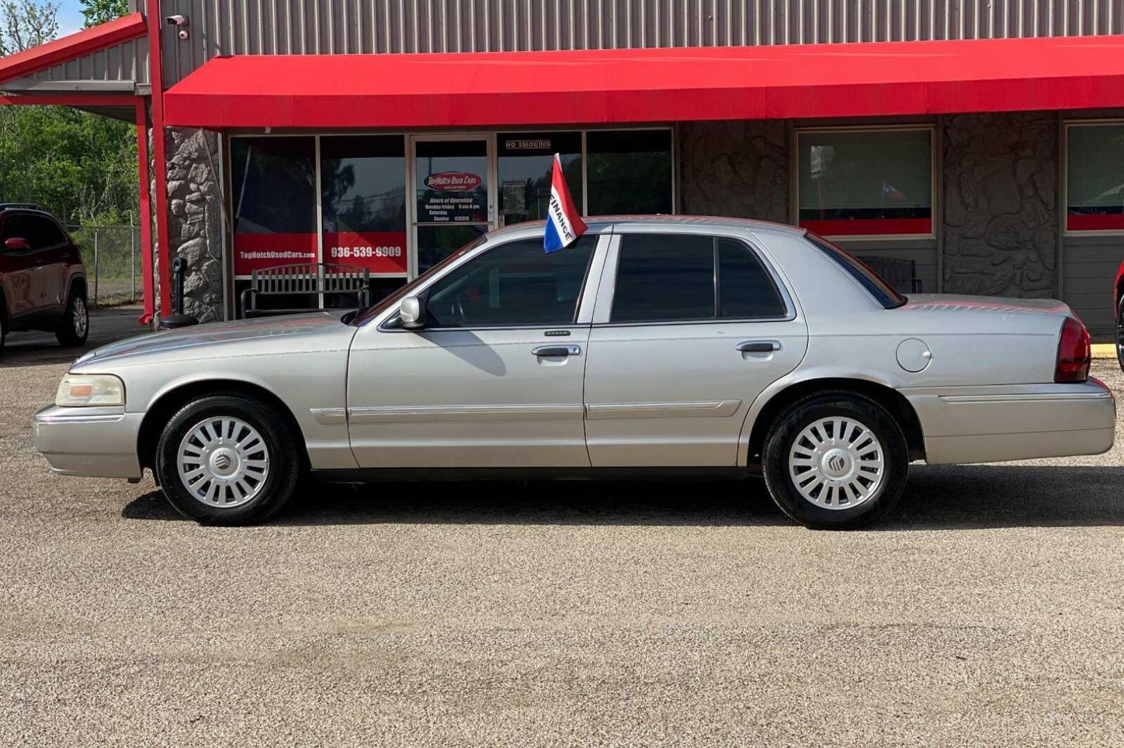 2008 SILVER MERCURY GRAND MARQUIS LS LS (2MEFM75V48X) with an 4.6L V8 OHC FFV engine, 4-Speed Automatic Overdrive transmission, located at 900 East Davis Street, Conroe, TX, 77301, (936) 539-9909, 30.314880, -95.446770 - Photo#5