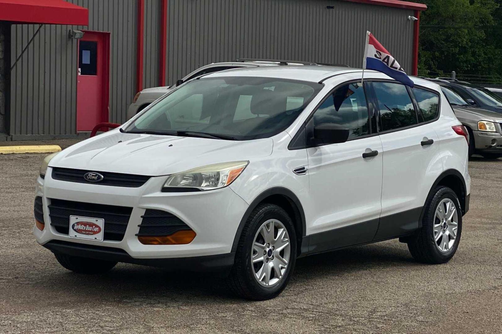 2013 WHITE FORD ESCAPE S S FWD (1FMCU0F74DU) with an 2.5L L4 DOHC 16V engine, 6-Speed Automatic transmission, located at 900 East Davis Street, Conroe, TX, 77301, (936) 539-9909, 30.314880, -95.446770 - Photo#0