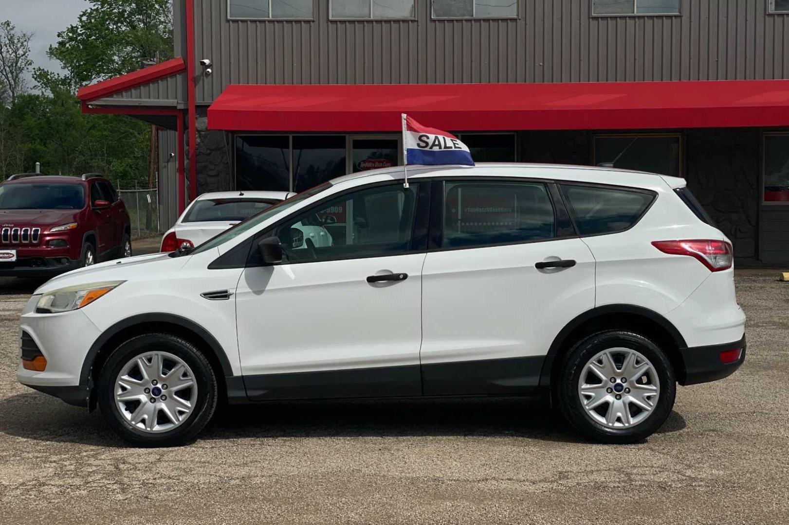 2013 WHITE FORD ESCAPE S S FWD (1FMCU0F74DU) with an 2.5L L4 DOHC 16V engine, 6-Speed Automatic transmission, located at 900 East Davis Street, Conroe, TX, 77301, (936) 539-9909, 30.314880, -95.446770 - Photo#1