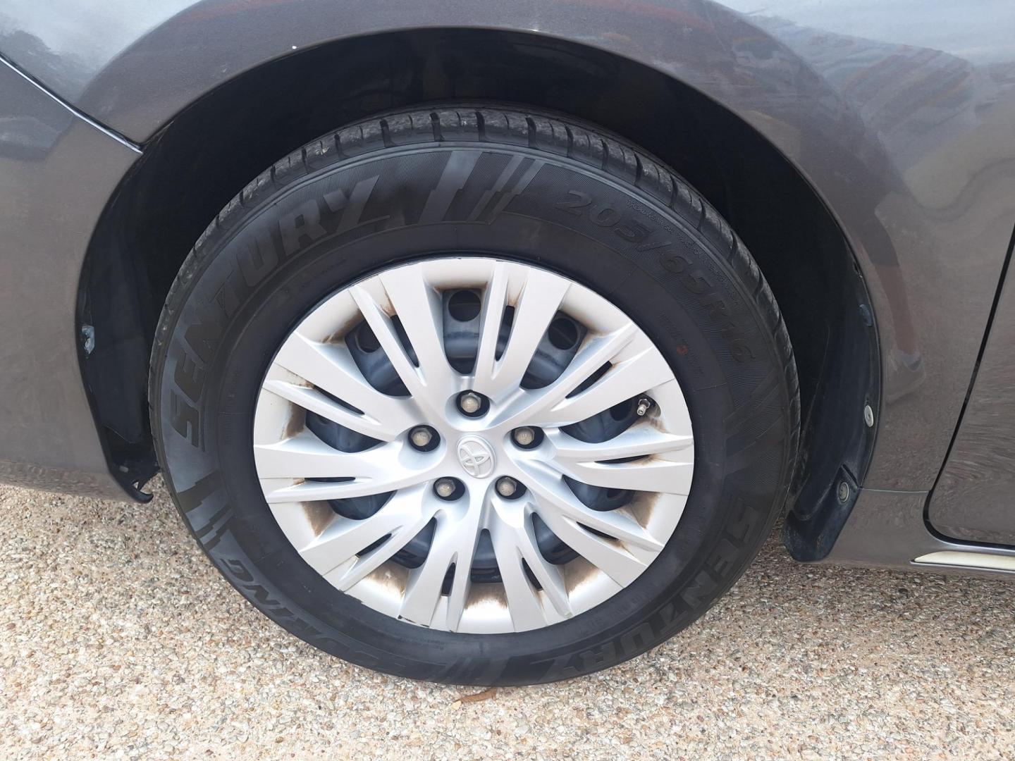 2014 GRAY /Gray Cloth TOYOTA CAMRY LE L (4T4BF1FK0ER) with an 2.5L L4 DOHC 16V engine, 6-Speed Automatic transmission, located at 900 East Davis Street, Conroe, TX, 77301, (936) 539-9909, 30.314880, -95.446770 - Photo#8