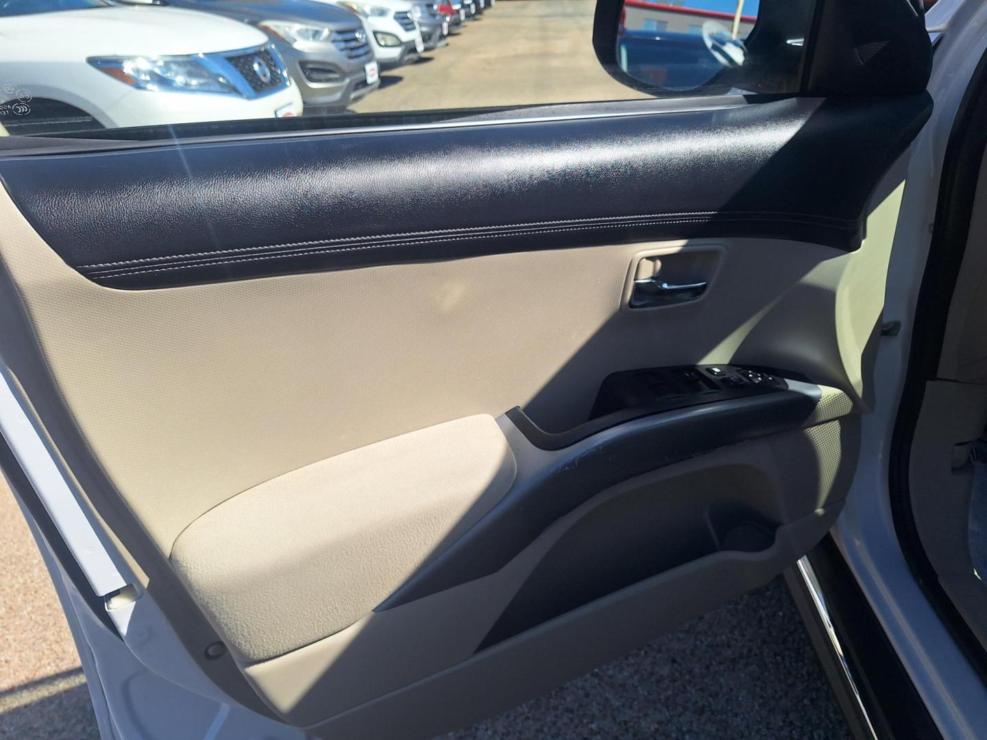 2011 WHITE /Tan Cloth MITSUBISHI OUTLANDER XLS SE 2WD (JA4JS4AX5BU) with an 3.0L V6 SOHC 24V engine, Continuously Variable Transmisson transmission, located at 900 East Davis Street, Conroe, TX, 77301, (936) 539-9909, 30.314880, -95.446770 - Photo#9