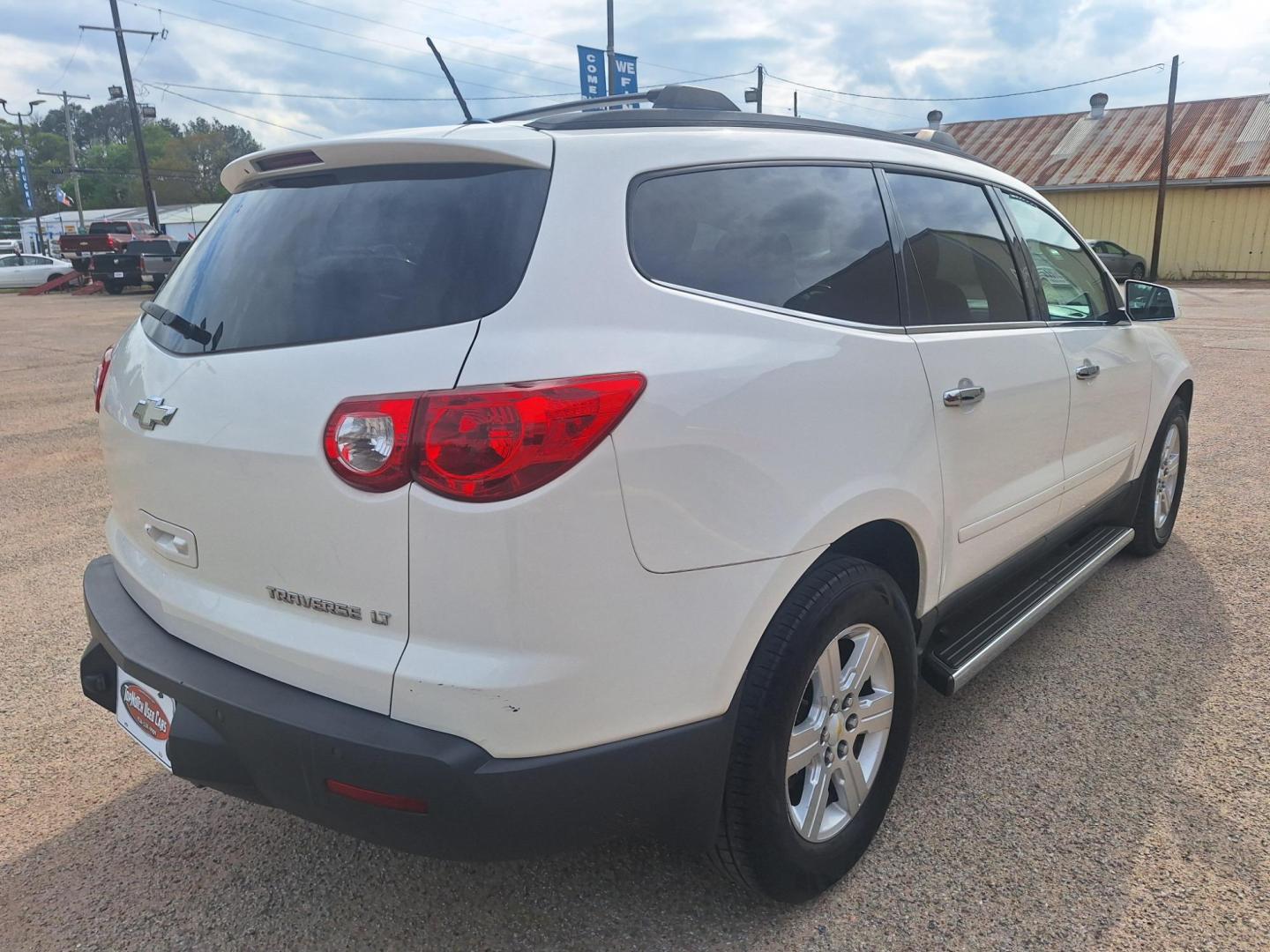 2012 /Gray Cloth CHEVROLET TRAVERSE 2LT FWD (1GNKRJED2CJ) with an 3.6L V6 DOHC 24V engine, 6-Speed Automatic transmission, located at 900 East Davis Street, Conroe, TX, 77301, (936) 539-9909, 30.314880, -95.446770 - Photo#4