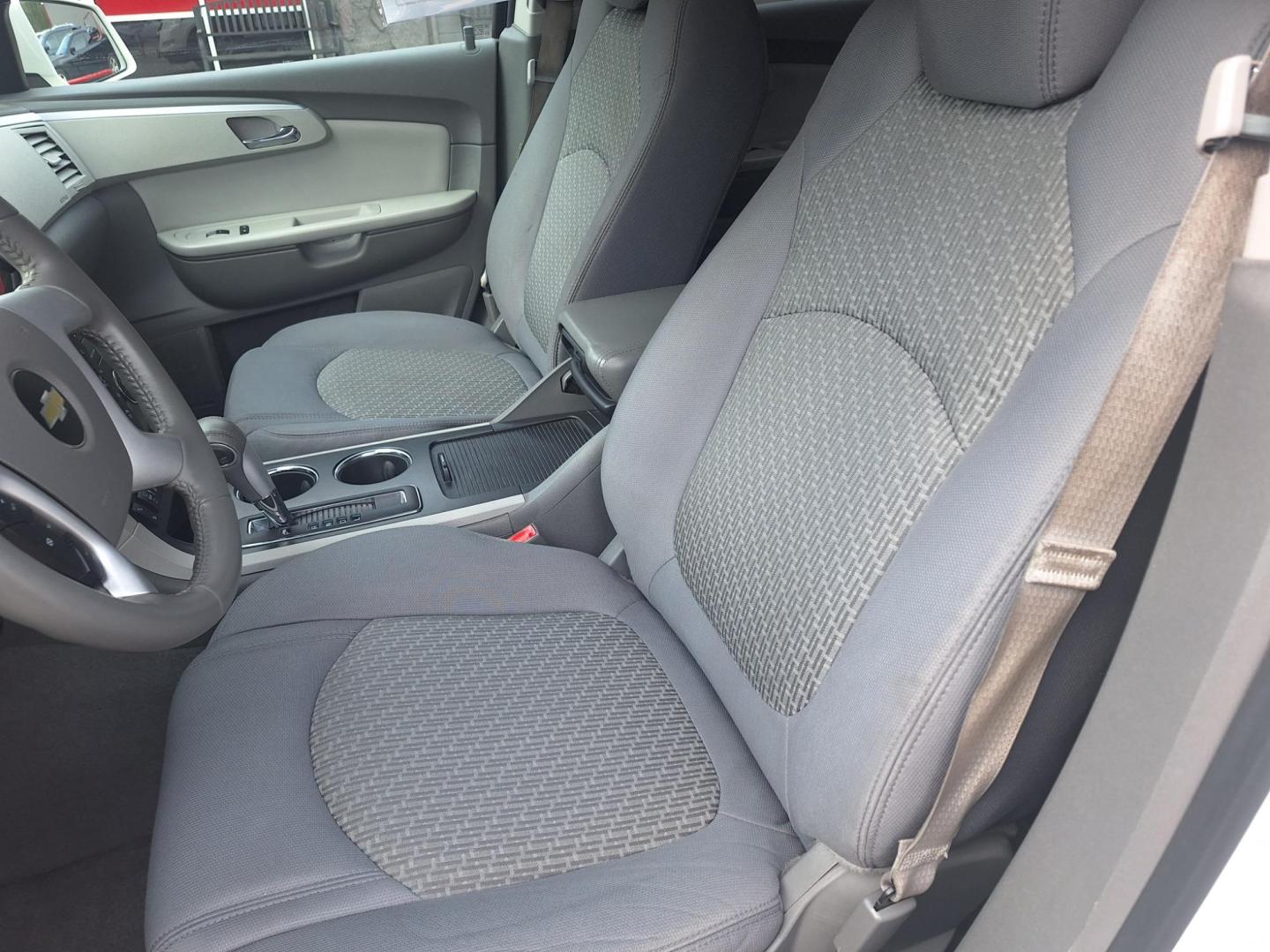 2012 /Gray Cloth CHEVROLET TRAVERSE 2LT FWD (1GNKRJED2CJ) with an 3.6L V6 DOHC 24V engine, 6-Speed Automatic transmission, located at 900 East Davis Street, Conroe, TX, 77301, (936) 539-9909, 30.314880, -95.446770 - Photo#11